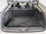 とても広々、大きな開口部の荷室スペースですね。 開口部広々だから、大きな荷物も楽々収納出来ちゃいますね。 荷物スペースは広いほうがいいですよね。