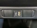 充電用USB端子付き。スマートフォンなどの充電に便利です。