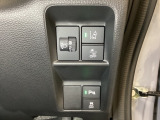 ハンドルの右側にはヘッドライトレベライザーとHondaセンシング用のメインスイッチがついています。ヘッドライトレベライザーは道路状況や積荷の加重に応じてライトの高さを調節できます。