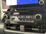 オートエアコンは温度を設定するだけで、自動で風量などを設定してくれます。運転しながら操作も必要ないので、安全性も向上します。
