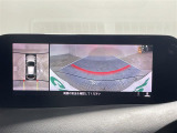 【全方位モニター】まるでクルマを真上から見下ろしたかのような視点で駐車をサポートします!クルマの斜め後ろや真横など、前後左右の4つのカメラの映像が合成されて、モニターに映し出されます。