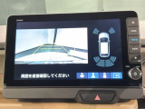 リバースギアに入れるだけで後方の表示へ切り替わります。夜間や雨の日の駐車も楽になりますよ。