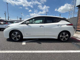 当店は照明・屋根付きスペースございますので雨天時も安心して現車確認が可能です。