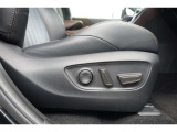 運転席にはパワーシートが付いております。パワーシートは指先1つで操作出来るためチカラの弱い女性の方でもシートに座ったまま操作出来ます♪