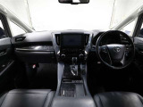 上質で落ち着いた印象のインパネ。視界も広々で運転しやすいです。
