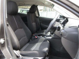 正しい姿勢で運転できるように体幹の腰部をしっかりささえるようデザインされているシートです。素材、シート形状を研究することでフィット感を高めつつ、優れた快適性を実現しています。