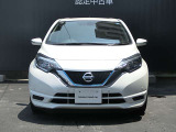 e-POWERであることを主張するような、シルバー&ブルーのVモーショングリル