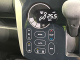 【オートエアコン】一度お好みの温度に設定すれば、車内の温度を検知し風量や温度を自動で調整。暑い&hellip;寒い&hellip;と何度もスイッチ操作をする必要はありません。快適な車内空間には必須の機能ですね♪