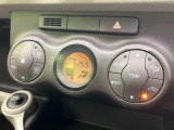 【オートエアコン】一度お好みの温度に設定すれば、車内の温度を検知し風量や温度を自動で調整。暑い&hellip;寒い&hellip;と何度もスイッチ操作をする必要はありません。快適な車内空間には必須の機能ですね♪