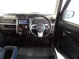 革巻きステアリングで快適な操作性の運転席です。