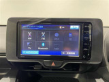 純正ナビを装備。タッチパネル式で使いやすく、お出かけもラクラクです。