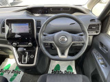ガラスの面積が大きく開放感のある運転席です