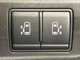 【両側パワースライドドア】スマートキーや運転席のスイッチで後席両側スライドドアの開閉が可能♪電動だから力を入れてドアを開ける必要が無く、小さなお子様でも簡単に開け閉めでき快適です♪