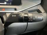 車外の明るさに応じでライトを点灯、消灯してくれるオートライト機能です☆お天気の良い昼間のトンネル走行などオートにしてると便利で安心です☆エンジン停止時にライトの消し忘れも無くなります☆