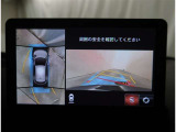 【パノラマモニター】に搭載した4つのカメラにより、車を真上から見ているような映像を表示。運転席から確認しにくい車両周囲の状況を把握できます。