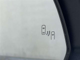 隣車線を走る車両をレーダーで検知し、ドアミラーでは確認しにくい後側方エリアに存在する車両に加え、急接近してくる車両も検知します。車両を検知するとドアミラーに搭載されたLEDインジケーターが点灯します。