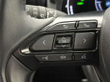 運転中、オーディオの操作をしてて、ハッとしたことはありませんか?ステアリングスイッチは、運転中でもハンドルでオーディオの操作が可能です。安全なドライブをサポートします。