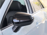 ●時速30キロ以上で走行中にレーダーセンサーが、後方50mの走行車両を検出。ミラーの内側に組み込まれたLEDが点灯し、ドライバーに走行車両の存在を知らせます。車線変更時に接触する危険性を低減します。