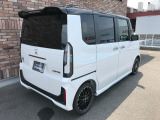 オプションになりますが、ボディーコーティングもご用意しております。新車の輝きに近づき、洗車などのお手入れも楽になりますよ。