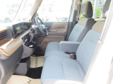 【VDC】運転操作やクルマの速度を検知して、ブレーキやエンジン出力の制御を 自動的に行い、滑りやすい路面やカーブを曲がるときや障害物を回避するときにクルマ の横滑りを軽減し、運転に安心感を与えます。