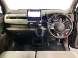 車内は光触媒抗菌消臭施工済です。インパネ周りはスタイリッシュなデザインで機能や装備も充実しています。グローブボックスやカップホルダーのほかにトレーなどたくさんの収納スペースが付いています。