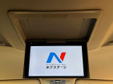 【フリップダウンモニター】大画面モニターで後席でもエンタメをお楽しみいただけます。小さなお子様にも大人気の装備です♪