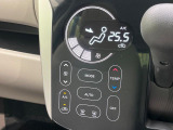 【オートエアコン】一度お好みの温度に設定すれば、車内の温度を検知し風量や温度を自動で調整。暑い&hellip;寒い&hellip;と何度もスイッチ操作をする必要はありません。快適な車内空間には必須の機能ですね♪