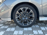 純正アルミホイール。タイヤサイズは225/45R18です。