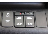 乗り降りラクラクな両側パワースライドドアが装備されてます。運転席からもリモート操作が可能です。外からはリモコンキーで開閉することができます。巻き込み防止機能もありますので安心です。