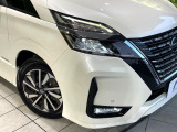 【LEDヘッドライト】悪天候や夜間走行時も良好な視界を確保し安心して運転できる高輝度LEDヘッドライトを装備!点灯速度が早く、消費電力も抑えられています。