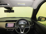 ドライバー目線で、使いやすく安全操作性と良好な視界を実現した運転席です。