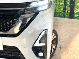 【LEDヘッドライト】悪天候や夜間走行時も良好な視界を確保し安心して運転できる高輝度LEDヘッドライトを装備!点灯速度が早く、消費電力も抑えられています。