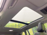 【大型サンルーフ】車内の解放感が一気に上がる大型のパノラマルーフ!季節を問わず開放的で快適なドライブをお楽しみいただけます。流通量も少なく希少価値の高い人気の装備です♪