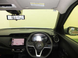 ドライバー目線で、使いやすく安全操作性と良好な視界を実現した運転席です。