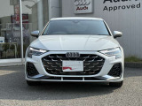 シングルフレームグリルはAudiの象徴的なデザイン要素であり、一目でAudiとわかるスタイル、大きくて迫力のある形状が車のスポーティな印象を強調しており、魅力的なデザインとなっています。