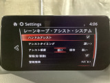 カメラが車線を認識してはみ出しそうになるとステアリングアシストが介入するレーン・キープ・アシストシステムを装備しております。お好みで作動・非作動の設定も可能です。