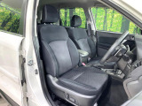 運転席まわりには十分なスペースがあり、大柄な方でもゆったり運転していただける環境です。