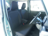 【清潔感のある運転席&助手席】隅々までクリーニングの行き届いた運転席&助手席。目立ったシミや汚れ等もございません。