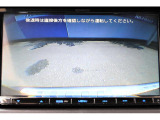 バックギアに入れるとバックカメラの映像がナビに映ります。障害物までの距離もわかりやすいです。