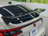 【大型リヤスポイラー】スポーツカーらしさがグッと引き立つ大型リヤスポイラーを装着♪高速走行時のスタビリティ(走行安定性)向上に役立ちます。