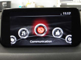 お手元のスマートフォンと接続して頂く事で使用可能な「Apple CarPlay/Android Auto」電話の応答は勿論、メッセージの受信やLINE、音楽接続からナビアプリの使用まで幅広く活躍致します。