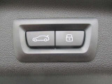 電動リアゲート装備です。バンパー下でのキックスイッチも装備されております。