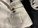 痛みの出やすい運転席シートの角、フロアマット、座面、ともに良好です