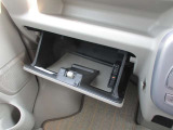大容量のグローブボックスです。車検証などが収納できます。