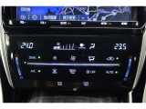 ★運転席と助手席でそれぞれお好みに合わせて温度設定が行えるフルオートエアコンです。外気温や室温、日射量を感知し、吹き出し温度、風量を緻密に制御します