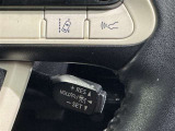 クルーズコントロール機能が付いています。 速度を設定するとアクセルを踏まなくても一定の速度で走ることができます。  高速道路ではとても便利な装置なんです。