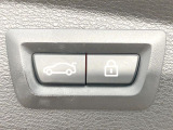 ●電動リアゲート:ワンタッチでリアゲートの開閉ができ、荷物などで両手が塞がっている状態でも簡単に開閉ができる便利機能です。