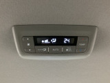 ルーフ中央にエアコン操作パネルがついていますので、2列目・3列目にお乗りの方も快適に過ごせます。