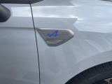 モータースポーツ【アルピーヌ】バッジが上品に主張しています。
