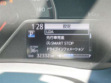 車線逸脱警報などの機能がメーターで操作できます。